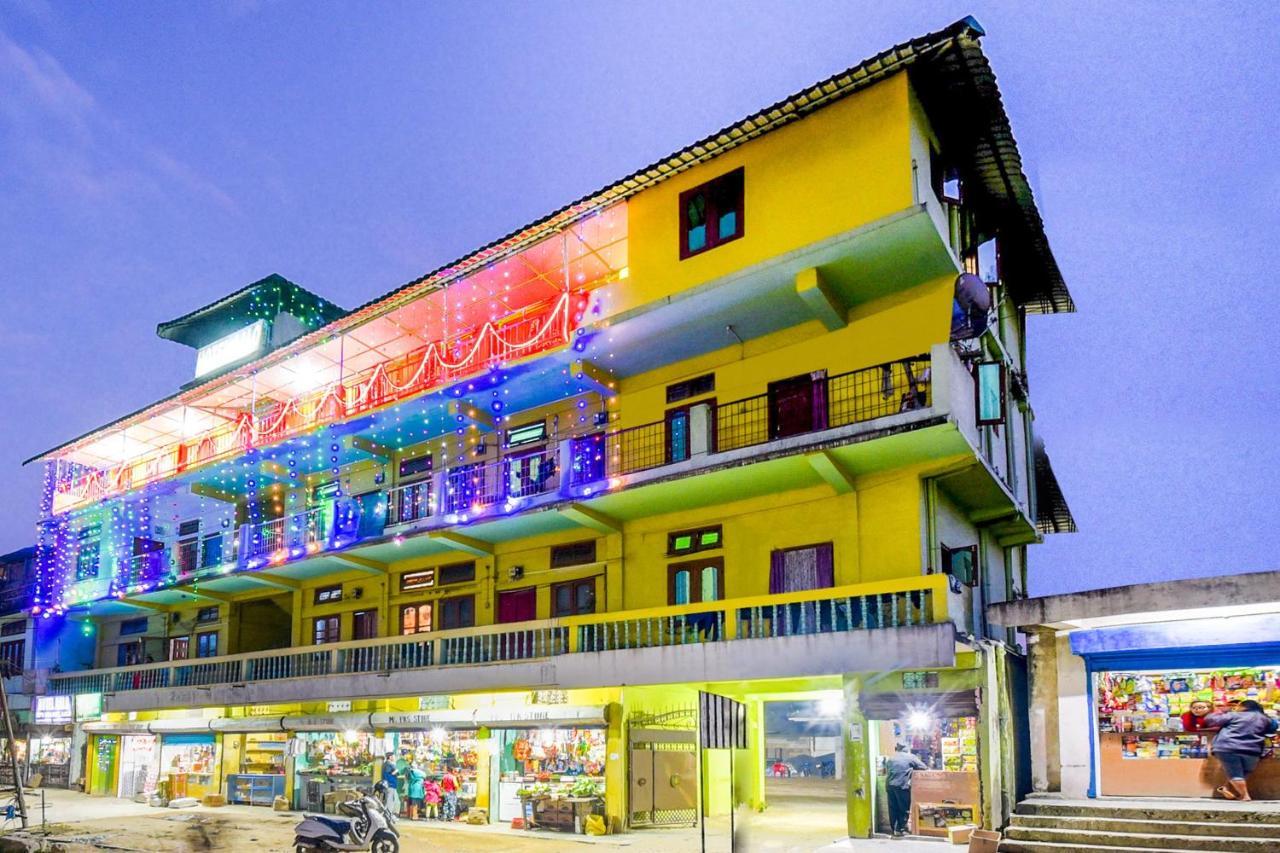 Oyo 70566 Hotel Aalo Along Kültér fotó